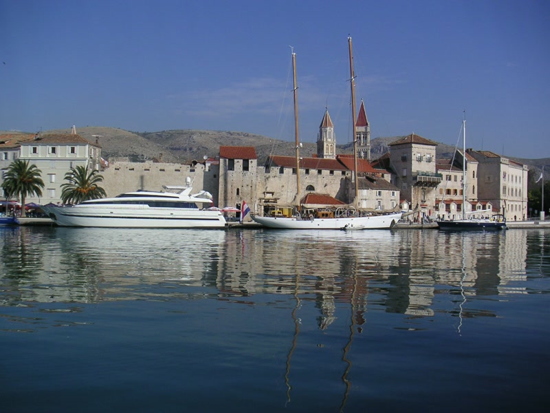 Blick auf die Marina von Trogir <> View onto marina of Trogir